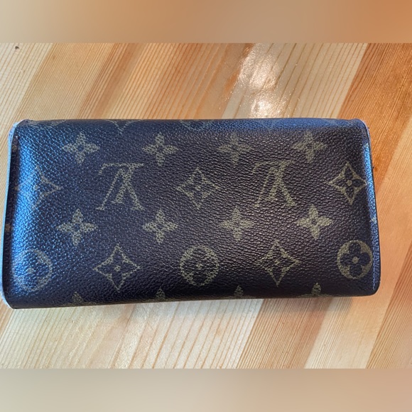 Louis Vuitton Monogram Sarah Wallet - Picture 2 of 15